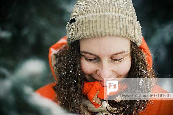 Nahaufnahme Porträt einer Frau in orangefarbener Jacke im Winter in der