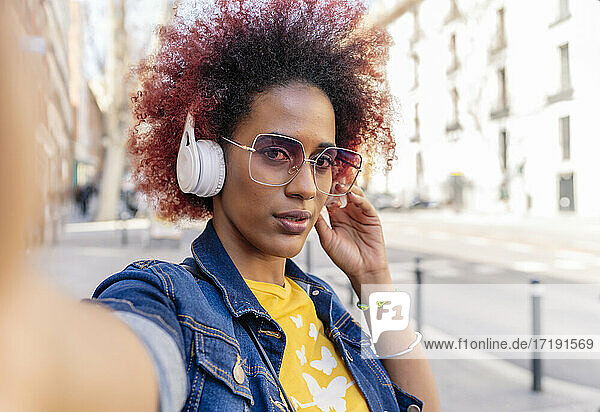Selfie einer Frau mit Afro-Haar und Kopfhörern