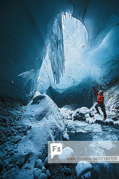 Mann erkundet Eishöhle in Thórsmörk - Island