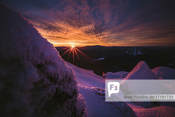 Sonnenspitzen über dem Horizont lebendiger Sonnenaufgang  White Mountains New Hampshire