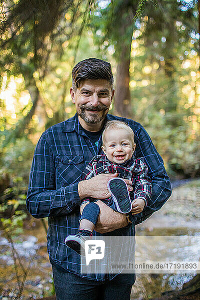 Lächelndes Porträt von Vater und Sohn im Freien.