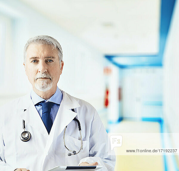 Arzt auf dem Krankenhausflur mit Tablette