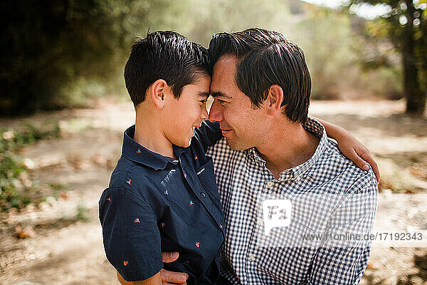 Vater und Sohn umarmen sich im Park in San Diego