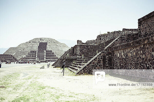 Antike Maya-Pyramidenruinen mit einer Gruppe von Touristen in der Ferne