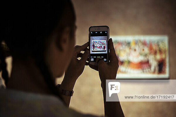 Alternative Touristen fotografieren mit dem Handy ein Gemälde im Fridas-Haus