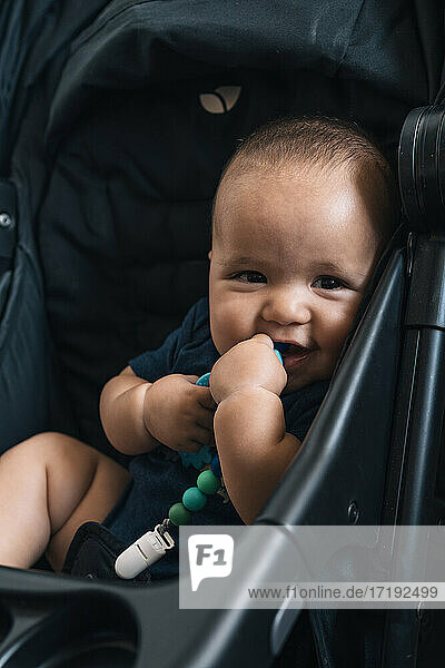 Glückliches Baby im Kinderwagen Porträts