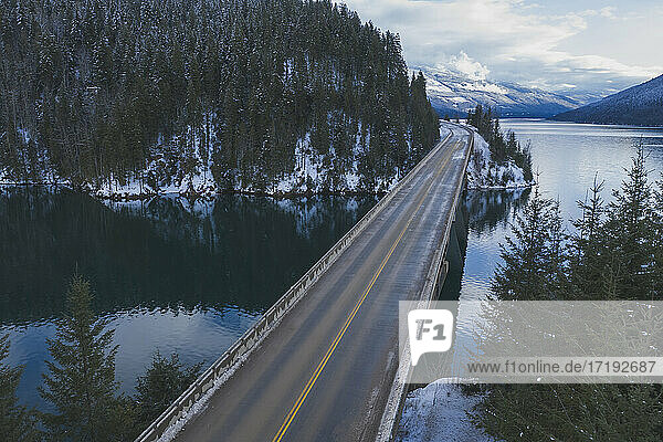 Leere Brücke über den Fluss im Winter
