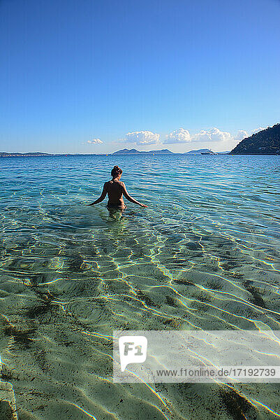 Junge Frau an einem paradiesischen Strand von Mallorca