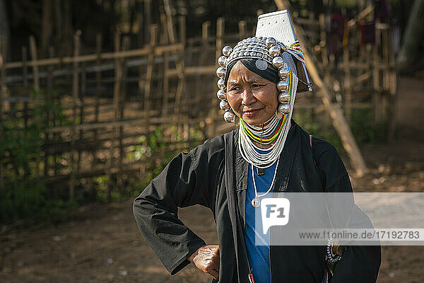 Porträt einer älteren Frau vom Stamm der Akha in der Nähe von Kengtung  Myanmar