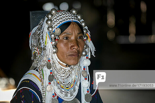 Kopfbild einer Frau vom Stamm der Akha in ihrem Haus  die wegschaut  in der Nähe von Kengtung  Myanmar