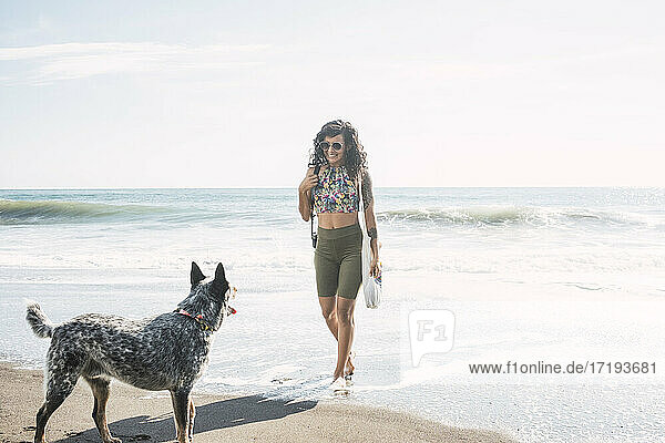 Frau fotografiert am Strand mit ihrem Hund. Konzept des Fotografen.