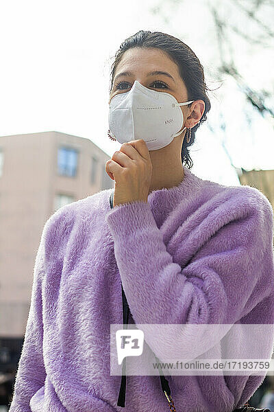 junge Frau mit KN95-Schutzmaske auf der Straße
