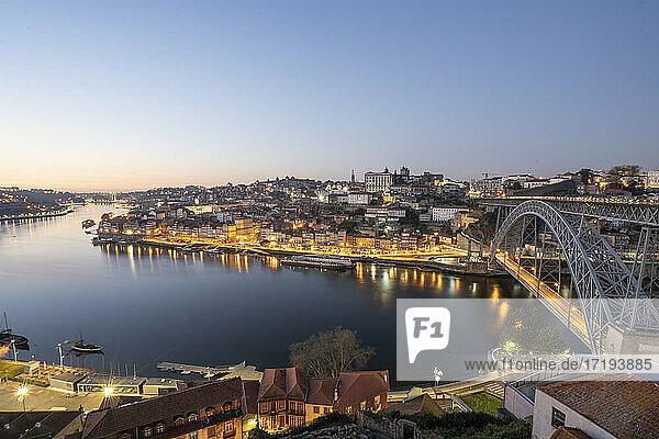 WS-Panorama der Stadt Porto  der ikonischen Brücke und des Flusses Douro bei Nacht