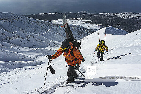 Menschen mit Ski-Splitboarding auf schneebedecktem Berg