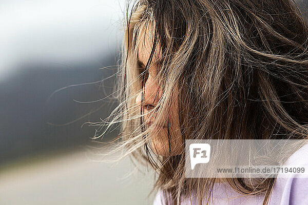 Das Haar eines jungen Mädchens weht im Wind