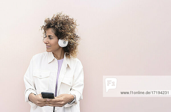 schöne Frau  die mit ihren Kopfhörern Musik hört