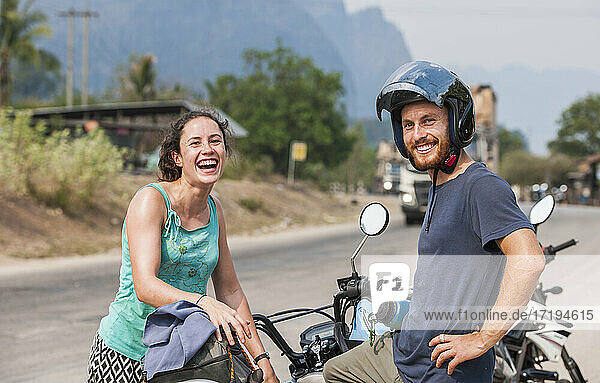 Pärchen genießt Roadtrip in Laos