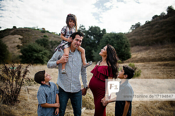 Fünfköpfige Familie im Feld in San Diego