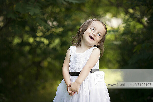 Süßes kleines Mädchen Kleinkind lachend im Freien.