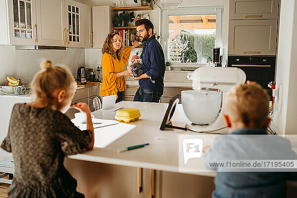 Weiße Familie versammelt sich während der Covid-Quarantäne in der Küche ihres Hauses