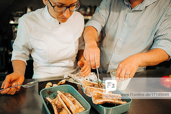 Ein Paar Köche arbeitet bei der Zubereitung von Speisen im Restaurant zusammen
