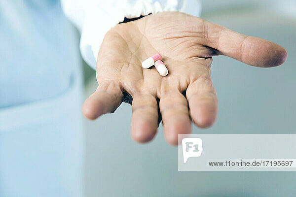 Arzt hält Tabletten in der Hand