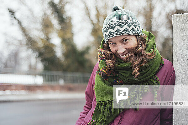Porträt einer lächelnden glücklichen hübschen europäischen Frau in Winterkleidung