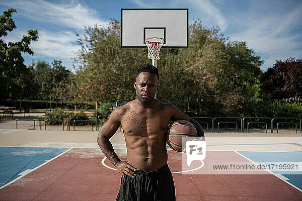 Selbstbewusster afroamerikanischer Mann macht Pause auf dem Basketballplatz