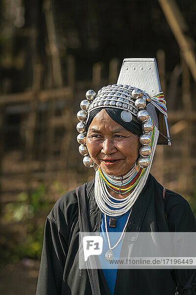 Porträt einer lächelnden älteren Frau vom Stamm der Akha in der Nähe von Kengtung  Myanmar