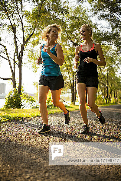Zwei Frauen joggen zusammen an einem Sommertag