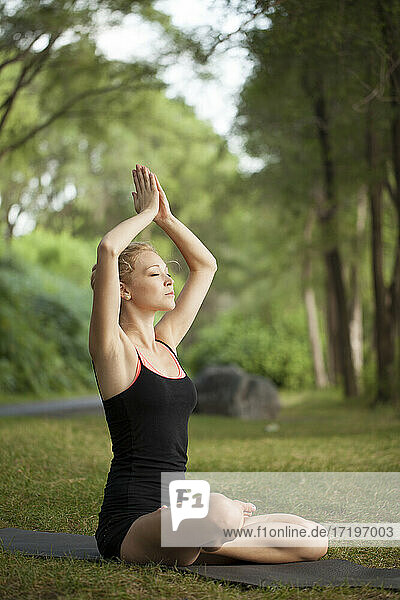 Junge Frau macht Yoga und trainiert