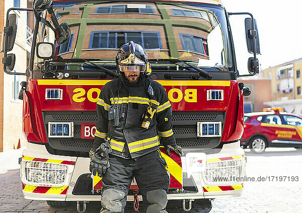 Bild eines Feuerwehrmanns neben dem Wasserwagen