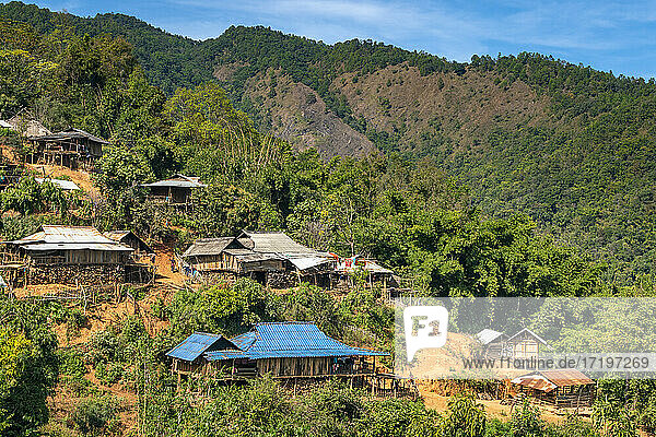 Abgelegenes Dorf des Eng-Stammes in den Bergen bei Kengtung  Myanmar