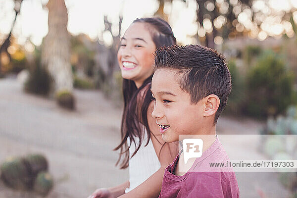 Lächelnder Bruder und lächelnde Schwester  Fokus auf den Bruder.