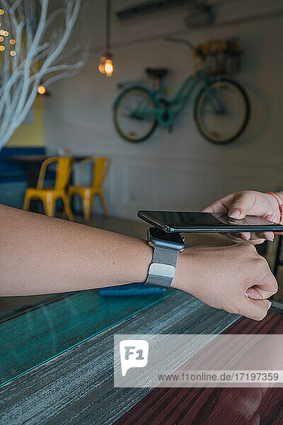 Kundin nutzt Smartwatch für NFC-Zahlung