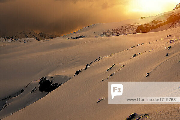 Idyllische Aufnahme einer schneebedeckten Landschaft bei Sonnenuntergang