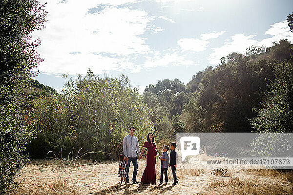 Fünfköpfige Familie posiert auf einem Feld in San Diego