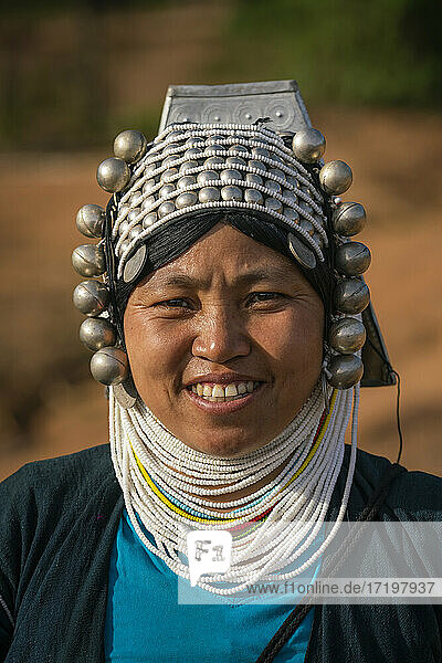 Porträt einer lächelnden erwachsenen Frau vom Stamm der Akha in der Nähe von Kengtung  Myanmar
