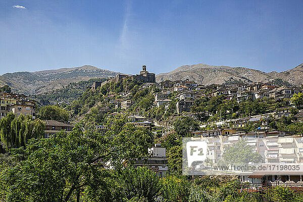 Der Berg Mali I Gjere vor blauem Himmel in Gjirokaster  Albanien