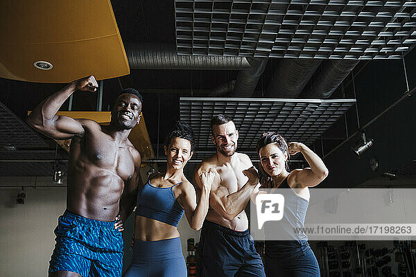 Multiethnische Gruppe von Sportlern beim Muskeltraining in einem Fitnessstudio