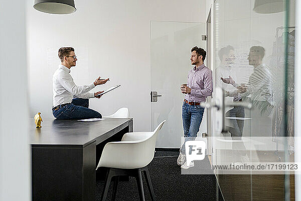 Männliche Unternehmer diskutieren bei einer Besprechung im Büro