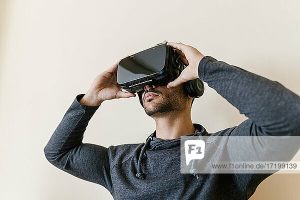 Mann trägt Virtual-Reality-Simulator