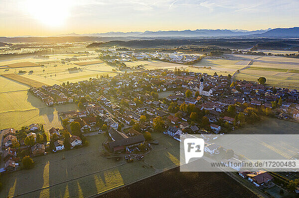 Deutschland  Bayern  Luftbild von Geretsried bei Sonnenaufgang