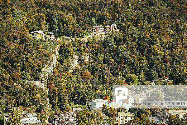 Österreich  Salzburg  Luftaufnahme von Häusern entlang eines bewaldeten Bergrückens