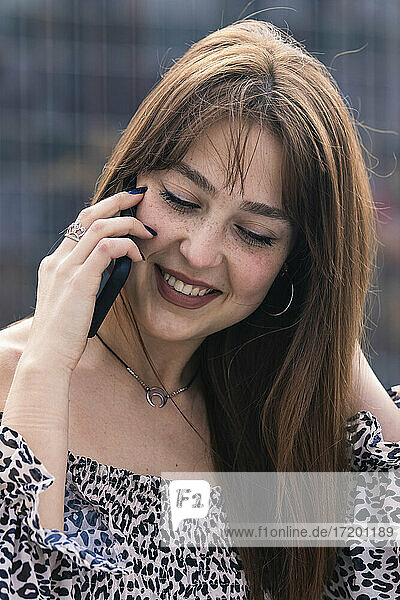 Schöne Frau im Gespräch mit dem Mobiltelefon