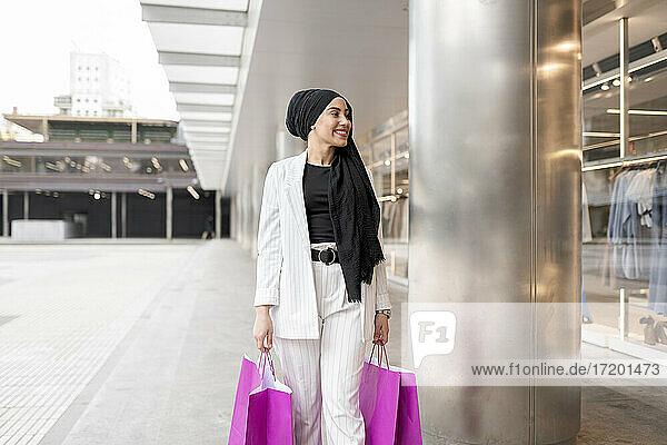 Lächelnde arabische Frau beim Einkaufen im Einkaufszentrum