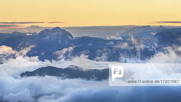 Berchtesgadener Alpen in der Morgendämmerung in Wolken gehüllt