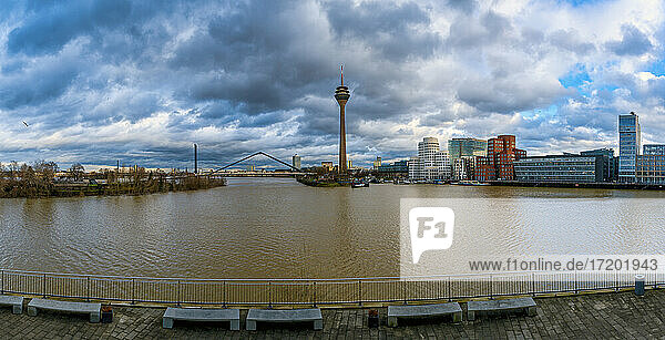 Deutschland  Nordrhein-Westfalen  Düsseldorf  Panorama der Wolken über dem braunen Wasser des Medienhafens