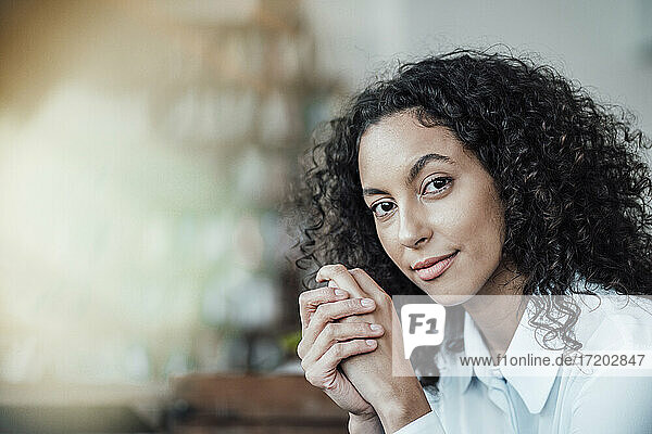 Geschäftsfrau starrt beim Sitzen im Café