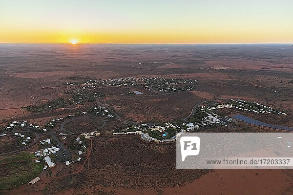 Australien  Northern Territory  Yulara  Luftaufnahme der Wüstenstadt im Uluru-Kata Tjuta National Park bei Sonnenaufgang